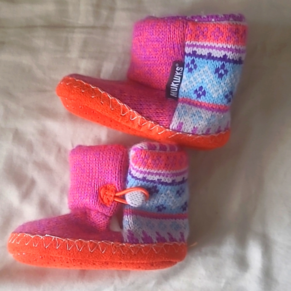 Never worn Muk Luks!